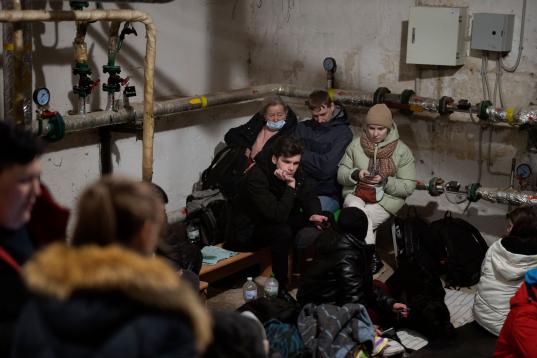 Ciudadanos en un sótano para protegerse mientras suenan las sirenas que anuncian nuevos ataques en Kiev. (AP Photo/Emilio Morenatti)