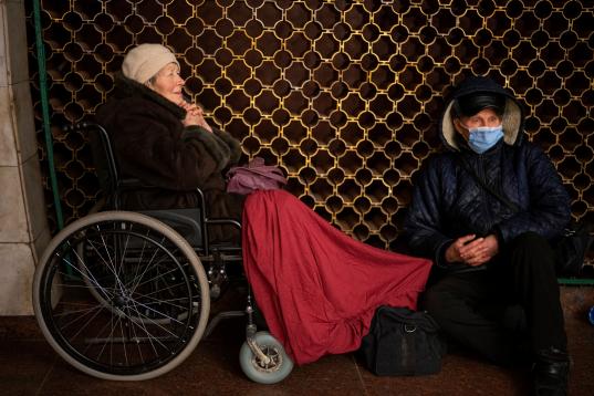 Vladimir, 70, y su mujer Tamara, 80, en el metro de Kiev, usado como refugio antibombas (AP Photo/Emilio Morenatti)