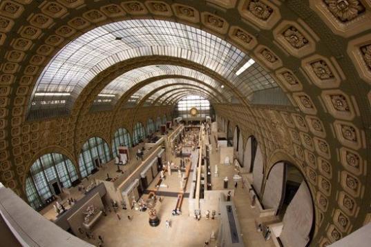 El museo está ubicado en la antigua estación de trenes de Orsay, mientras que el arte que muestra está a caballo entre los maestros antiguos recogidos en el Museo del Louvre y el arte contemporáneo del Centro Pompidou. Manet, Renoir, Courbet...