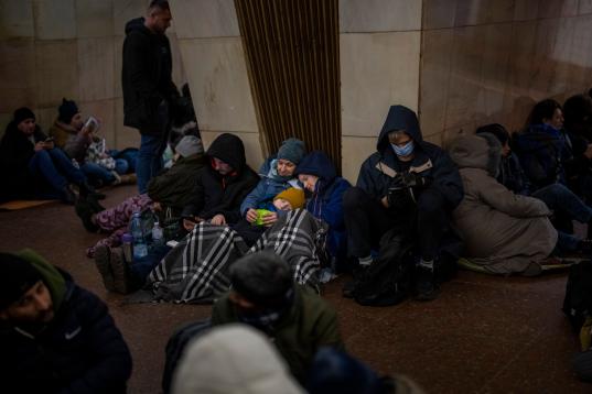 Ciudadanos descansan en el metro de Kiev, usado como refugio antibombas. (AP Photo/Emilio Morenatti)