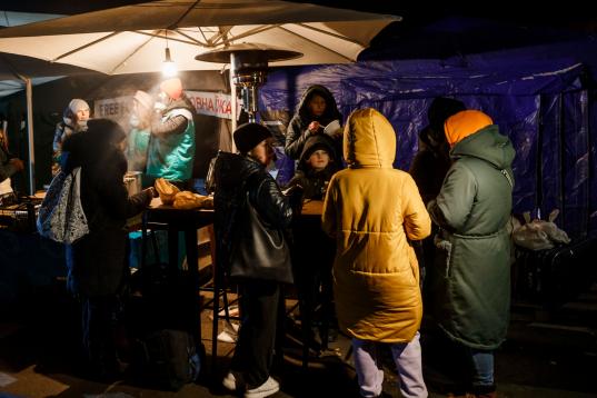 Distintas oenegés les dan comida caliente a los refugiados a su llegada a Siret (Rumanía).