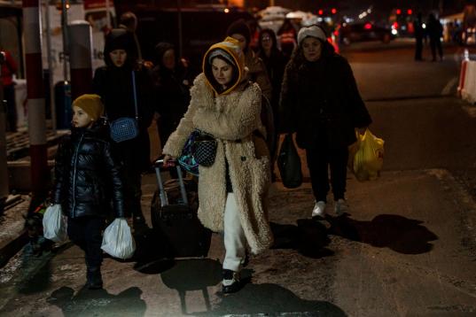 El flujo de refugiados que llegan a Siret (Rumanía) no se detiene ni por las noches.