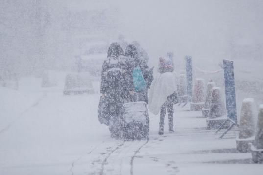 Refugiados ucranianos caminan bajo una intensa nevada, en la localidad rumana de Siret.