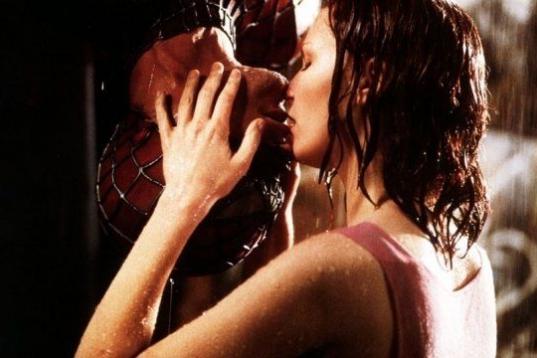 Tobey Maguire: "Probablemente lo más difícil que tuve que hacer como Spiderman fue besar a Kirsten Dunst. Cuando rodamos la escena del beso, yo estaba colgado con la cabeza para abajo, era muy tarde, estaba lloviendo y el agua no paraba de ent...