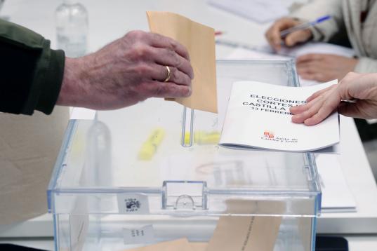 Una persona ejerce su derecho al voto en las elecciones autonómicas de Castilla y León 2022, este domingo en Valladolid.