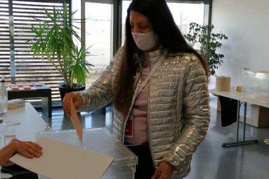 La candidata de España Vaciada Salamanca, Verónica Santos, votando en las elecciones a las Cortes de Castilla y León.