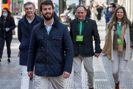 El candidato de VOX a la presidencia de la Junta de Castilla y León, Juan García-Gallardo, acude a ejercer su derecho al voto en el Colegio Río Arlanzón de Burgos.