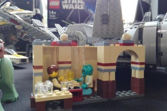El set más antiguo de todos: Han Solo y Greedo se sientan frente a una mesa en la cantina de Mos Eisley. ¿Quién disparará primero? 

Alomar asegura que la figura de Greedo está muy buscada. "Las minifiguras son una secta dentro del mundillo...