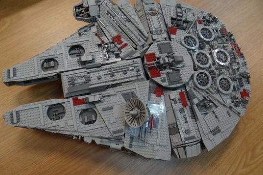 La nave de Han Solo salió en el año 2000 en dos versiones, la normal y una especial. La primera rondaba los 400 euros y la segunda los 600, los sets más caros de la gama Lego Star Wars. Ahora, si conservan su caja original, pueden llegar a co...