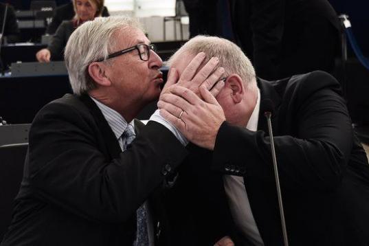 Y aquí besa a su número dos, el vicepresidente de la Comisión Europea, Frans Timmermans.
