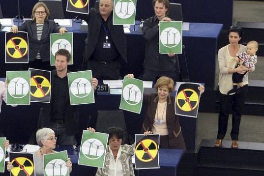 El Partido de los Verdes Europeo protesta contra las nucleares y a favor de las renovables antes de un debate con la Comisión y el Consejo sobre la catástrofe de Fukushima, en 2011. Isabelle Zerkoud, del equipo de prensa del partido, aparece j...
