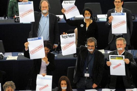 Aquí los eurodiputados protestan contra la censura en Hungría mientras el primer ministro del país magiar se dirigía a la Cámara en enero de 2011.