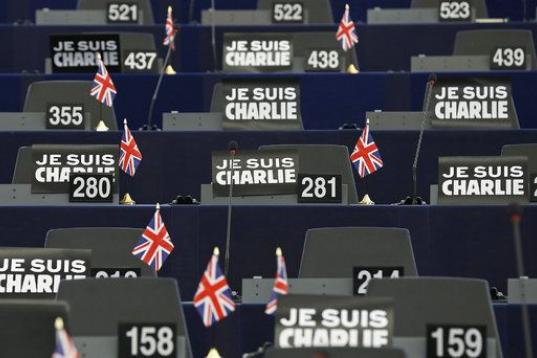 Tras los atentados contra la sede de Charlie Hebdo en París en enero de 2015, el lema "Je suis Charlie" también llegó a la Eurocámara. Las banderas británicas son el distintivo que usan los eurodiputados del partido euroescéptico UKIP para...