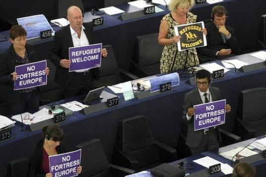 Esta escena es bastante reciente, de septiembre de 2015. Los diputados se solidarizaron con los refugiados con carteles en el hemiciclo mientras el presidente de la Comisión Europa, Jean-Claude Juncker, daba su discurso sobre el Estado de la Un...