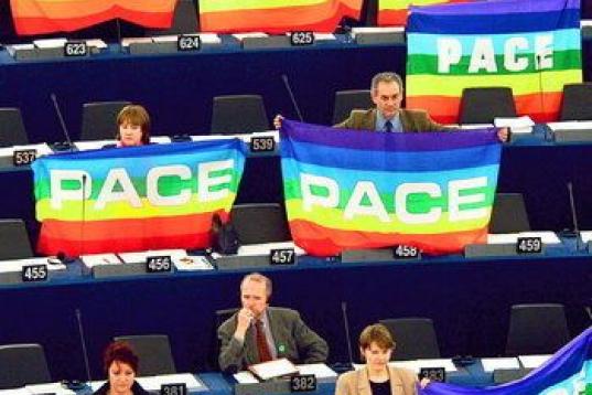 En 2003 las protestas contra la invasión de Irak pasaron de la calle al hemiciclo. Aquí varios eurodiputados con banderas arco iris con la inscripción "paz", en italiano "pace", durante el debate sobre aquella guerra. 