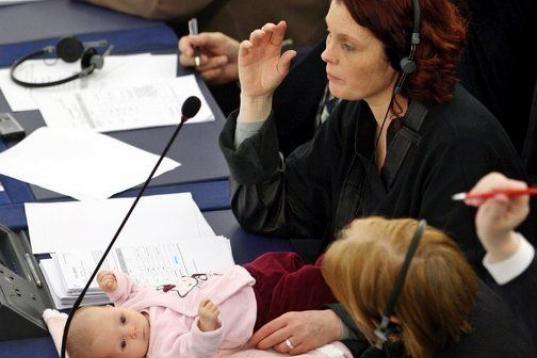 La eurodiputada danesa Hanne Dahl con su bebé durante una votación, allá por marzo de 2009.