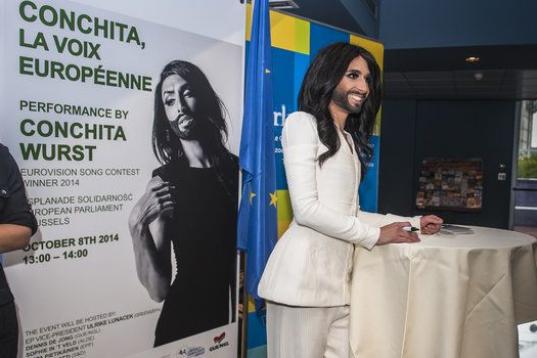 La ganadora de Eurovisión de 2014, Conchita Wurst, estuvo en la Eurocámara en Bruselas. Además de encontrarse con diputados y periodistas, dio un concierto en la explanada que hay delante de los edificios principales del Parlamento en Brusela...