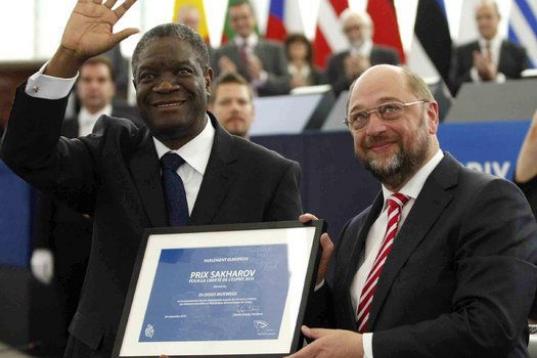Schultz entrega el premio Sajarov 2014 al ginecólogo congoleño Denis Mukwege, por su labor con las víctimas de violaciones y violencia sexual extrema. 