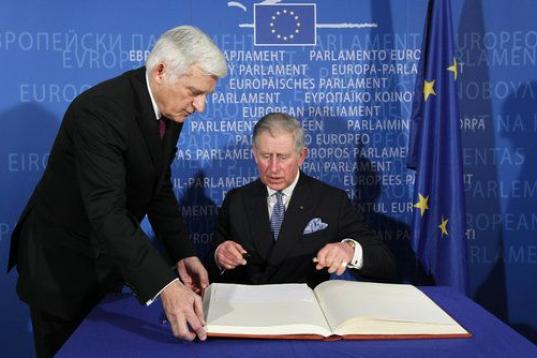 Y el duque de Edimburgo, que estuvo en febrero de 2001, cuando el presidente de la Cámara era Jerzy Buzek.