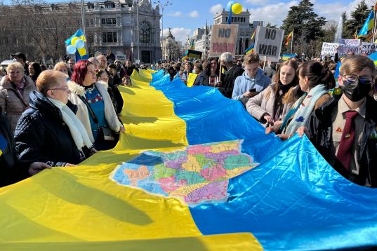 La larga bandera ucraniana que ha recorrido la manifestación desde Colón a Cibeles.