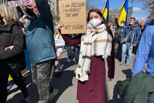 Una joven rusa muestra una pancarta en apoyo a Ucrania: "Soy rusa. Estoy en contra de la guerra".