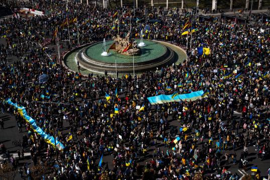 La manifestación contra la guerra de Ucrania celebrada en Madrid, a su paso por Cibeles.