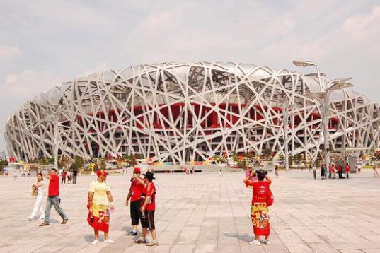 Este famoso estadio, construido para los Juegos Olímpicos de Pekín 2008, es también conocido como el nido de pájaro, debido a la red de acero que recubre el exterior, asemejándose a un nido. Con sus 110.000 toneladas de este material, el es...