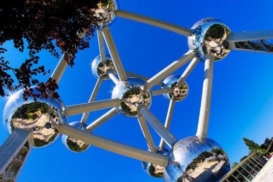 En la capital belga se encuentra este especial edificio, el Atomium, construido para la Exposición Universal de 1958. A diferencia de la mayoría de construcciones de este tipo, al Atomium se le perdonó la vida, y ahora es uno de los símbolos...