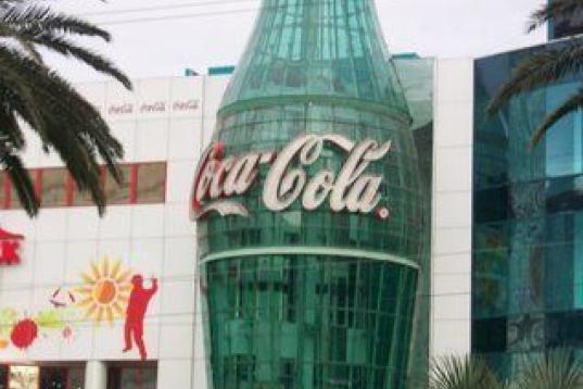 En pleno corazón turístico de Las Vegas se encuentra Coca-Cola World, una tienda oficial de Coca-Cola en la que parte del edificio tiene forma de botella de este famoso refresco.  En él se pueden encontrar todo tipo de productos de merchandis...