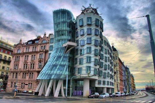 Diseñado por el arquitecto checo-croata Vlado Milunic en colaboración con, cómo no, Frank Gehry, este peculiar edificio quiere emular a dos bailarines a las orillas del río Moldava. Se finalizó su construcción en el año 1996 y aunque en s...
