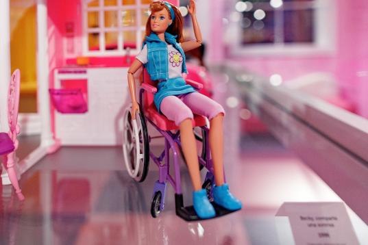 Becky, una de las amigas de Barbie, en su silla de ruedas.