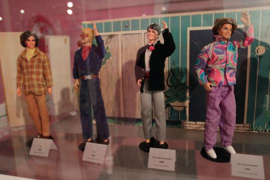 Muñecos de Ken de distintas épocas.