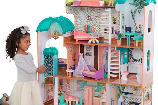 Casa de muñecas de madera con muebles y accesorios incluidos (155,99 euros)