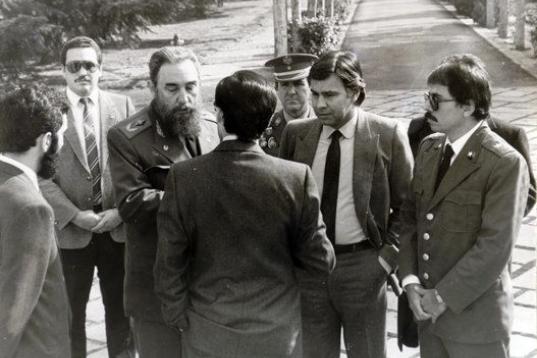 Fidel Castro, durante su visita a España en febrero de 1984, junto al entonces presidente Felipe González. De espaldas, en primer plano, Alfonso Guerra, que era el vicepresidente. 