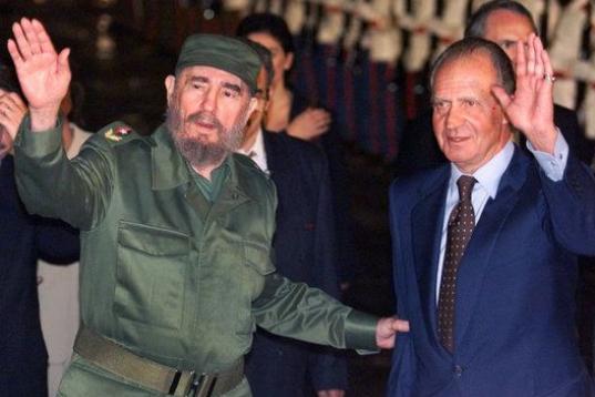 El rey Juan Carlos I y Fidel Castro saludan en el aeropuerto de La Habana (Cuba) el 14 de noviembre de 1999. 