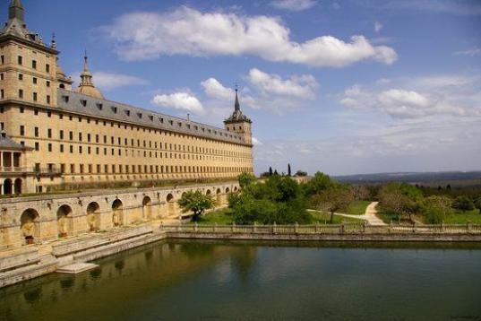 Felipe II mandó construir su edificio más conocido, el Real Monasterio de San Lorenzo de El Escorial. Este complejo incluye el Palacio Real, con su biblioteca y su basílica. El Escorial también es conocido por la Casa Peláez o el Teatro Rea...