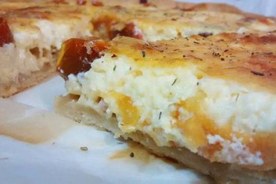 Con tomates cherry, bacon, cebolla caramelizada y queso crema. 
Consulta la receta completa en CookPad.