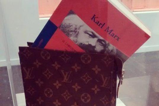 Louis Vuitton viaja con Karl Marx y nosotros viajamos con Louis Vuitton, Carlos Garaicoa