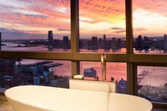 Quienes se alojen en el Trump Soho de Nueva York podrán contemplar algunos de los edificios más conocidos de la ciudad mientras toman un baño relajante o se lavan los dientes. A través de sus ventanales, que se extienden de suelo a techo, se...
