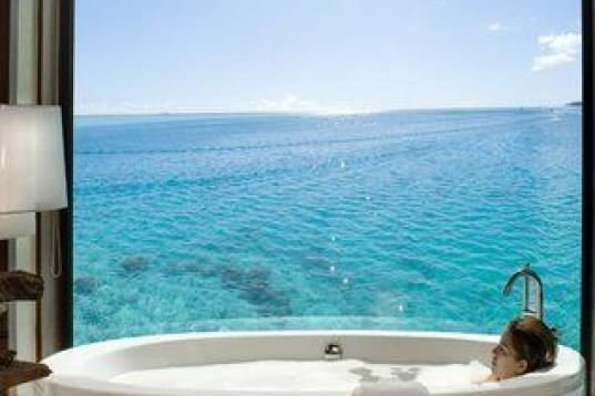 Si alguna vez has soñado con el paraíso, seguramente se parecía mucho a Bora Bora. El hotel Hilton Nui Resort & Spa ofrece a sus huéspedes la posibilidad de materializar ese sueño. Meterse en la bañeras es sumergirse, literalmente, en el p...
