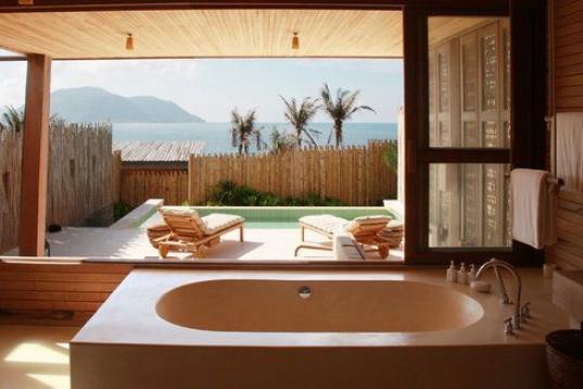 El hotel Six Senses está construido entre montañas, a menos de dos kilómetros de la playa privada de la bahía de Zighy. El complejo ofrece villas de lujo de estilo tradicional omaní, con piscina privada, spa y dos hammams (baño turco). 


...