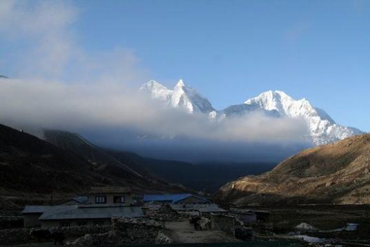 Por insólito que parezca, esta afirmación es literalmente falsa. El monte Everest, en la frontera entre China y Nepal, es aquel cuyo pico se eleva a mayor altitud sobre el nivel del mar, 8.848 metros. Pero no es ni mucho menos la montaña más...