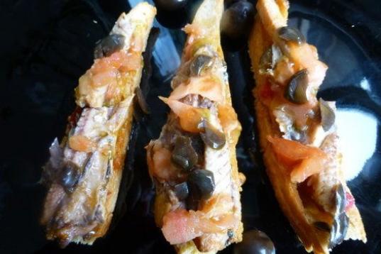 Sólo se necesitan pan semidulce, una lata de sardinas en tomate, aceitunas negras y un tomate natural. 
Muy, muy fácil de preparar. 