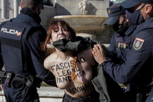 FEMEN irrumpe en un acto franquista en Madrid