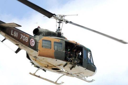 Helicóptero de las fuerzas de seguridad de Túnez vuela sobre el lugar donde se ha producido el atentado, el museo de Bardo.