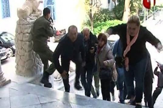 Captura de imagen de la televisión tunecina estatal Tunisia canal 1 que muestra a varios civiles huyendo del museo durante el ataque.