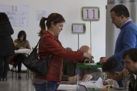 Vecinos de Aracena, en la provincia de Huelva, votando poco después de la apertura de los colegios. 