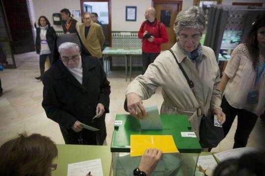 Estas vecinas de Málaga votan en el Colegio Sagrado Corazón de la capital a primera hora de la mañana. 