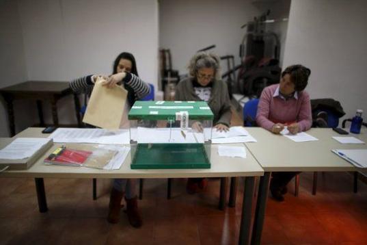 Una mesa electoral de Ronda (Málaga) antes de recibir el primer voto. 