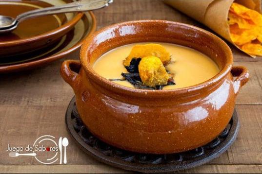 El boniato se utiliza como ingrediente base de la sopa y también se debe reservar una parte para freír y decorar. Aquí puedes ver cómo prepararla. 

